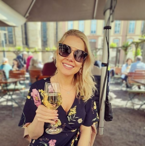 Brinde com vinho branco alemão em uma praça ensolarada